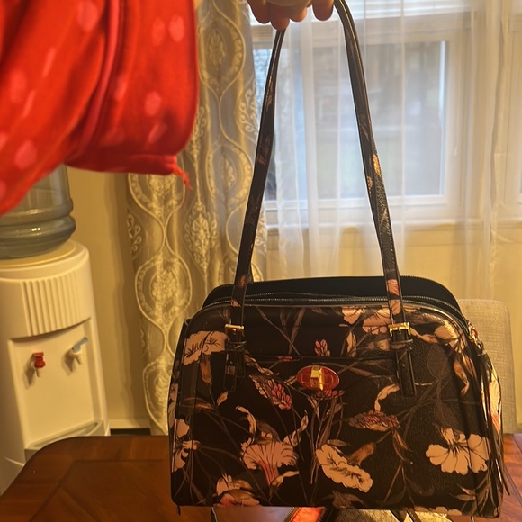 Liz Claiborne - Picture 3 of 5